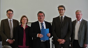 Akademiedirektor Dr. Rainer Dvorak (Domschule Würzburg), Direktorin Dr. Anni Hentschel (Rudolf-Alexander-Schröder-Haus), Bürgermeister Dr. Adolf Bauer, Wissenschaftlicher Leiter des ZAF Prof. Dr. Dr. Christof Müller, Augustinerprovinzial P. Alfons Tony OSA. – Foto: Tobias Janotta (ZAF)