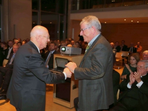 Prof. Dr. Cornelius Mayer OSA gratuliert dem ehemaligen Vorsitzenden der Gesellschaft zur Förderung der Augustinus-Forschung e.V., Dr. Thomas Goppel MdL. Foto: Markus Hauck/POW