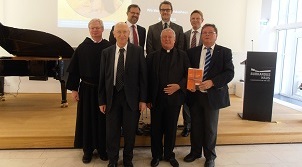 Prominente Akteure bei der Jahresversammlung der Gesellschaft zur Förderung der Augustinus-Forschung (v.l.n.r.): Augustinerprovinzial Alfons Tony, Prof. Dr. Cornelius P. Mayer, AL-Redaktor Dr. Andreas Grote, Bischof Dr. Friedhelm Hofmann, Prof. Dr. Christof Müller, Oliver Jörg MdL, Dr. Adolf Bauer. – Foto: Anna Schwetz